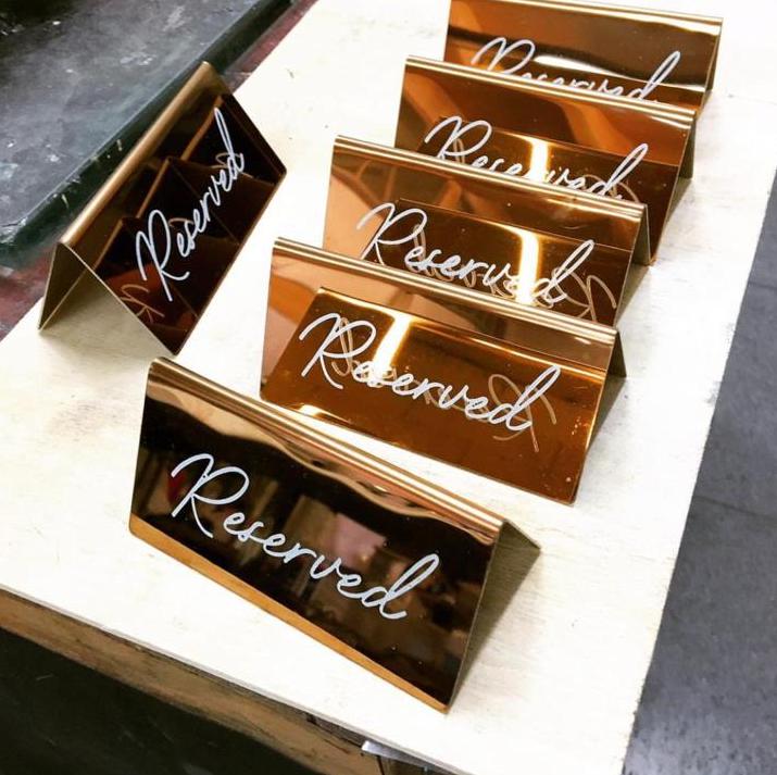 Metal malzemeden üretilmiş masaüstü kullanım için şık rezerve yazısı