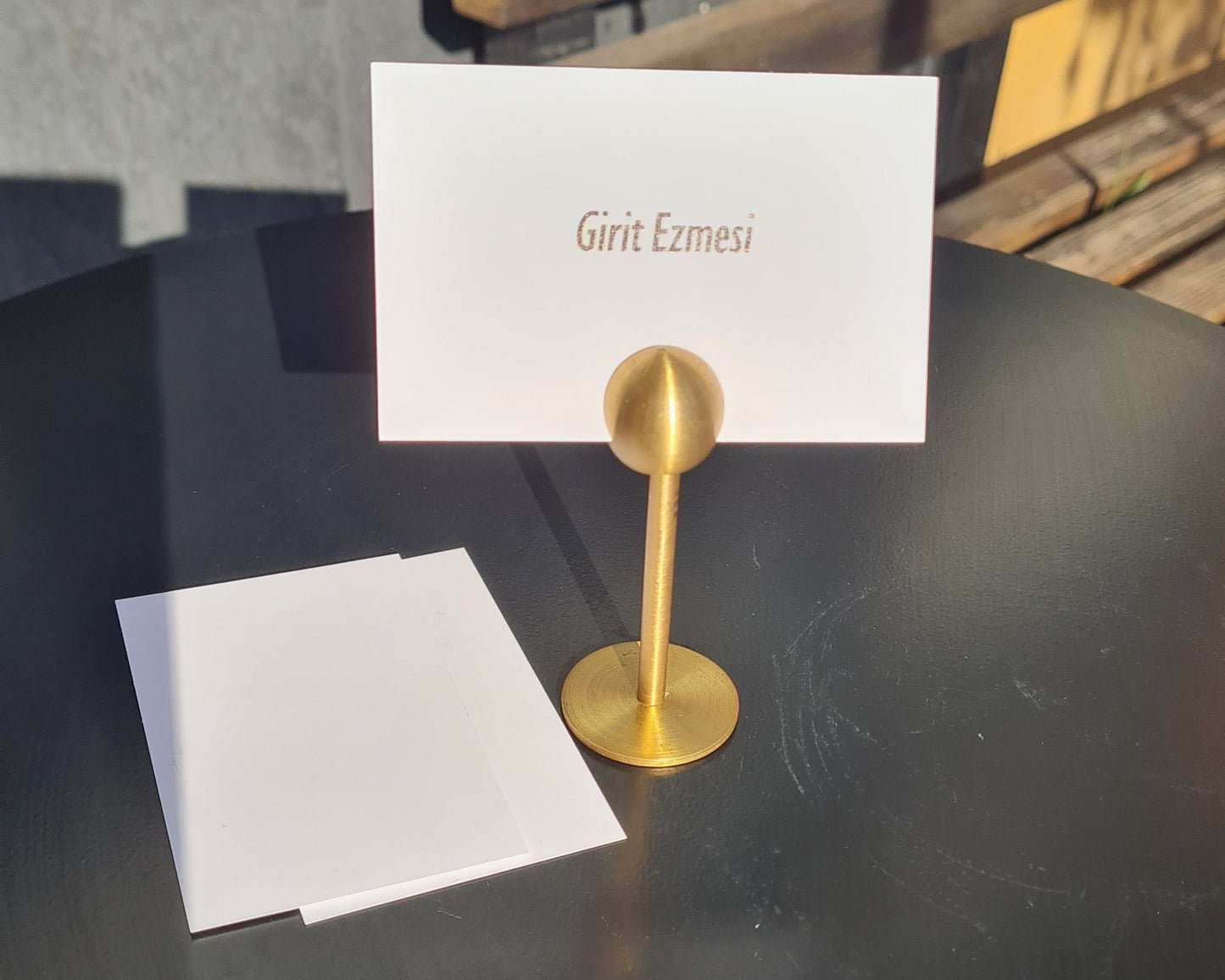 Meze sunumlarında ürün isimlerini göstermek için ideal, pirinç malzemeden zarif kart tutucu.

