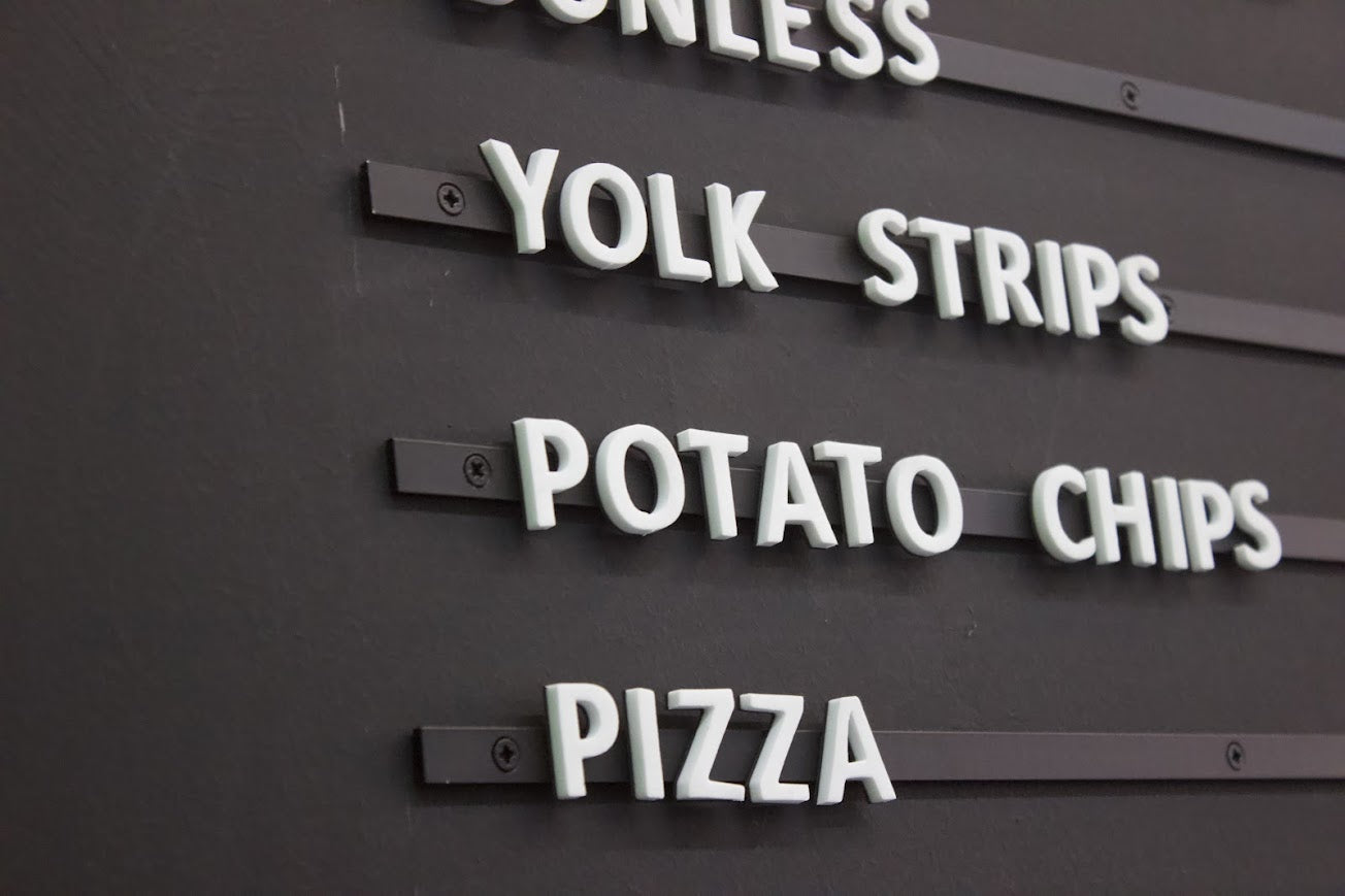 Mıknatıslı harf seti sayesinde istediğiniz içeriği ekleyebilirsiniz.