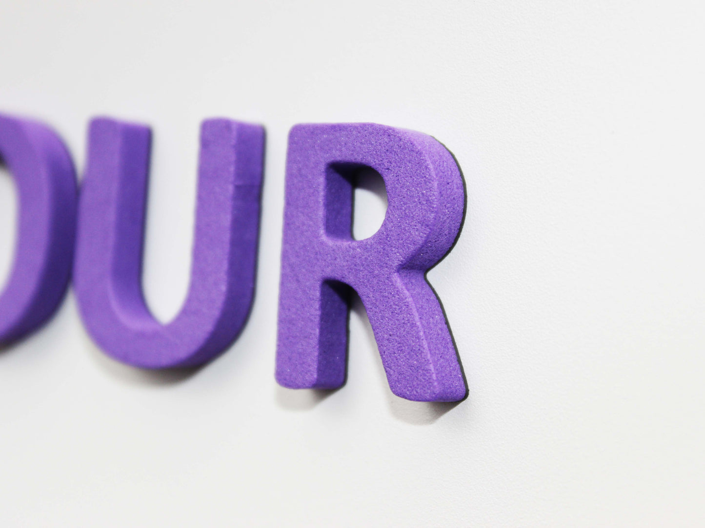 Siyah beyaz harflerin pratik kullanımı, her türlü metal yüzeye uygulanabilir.