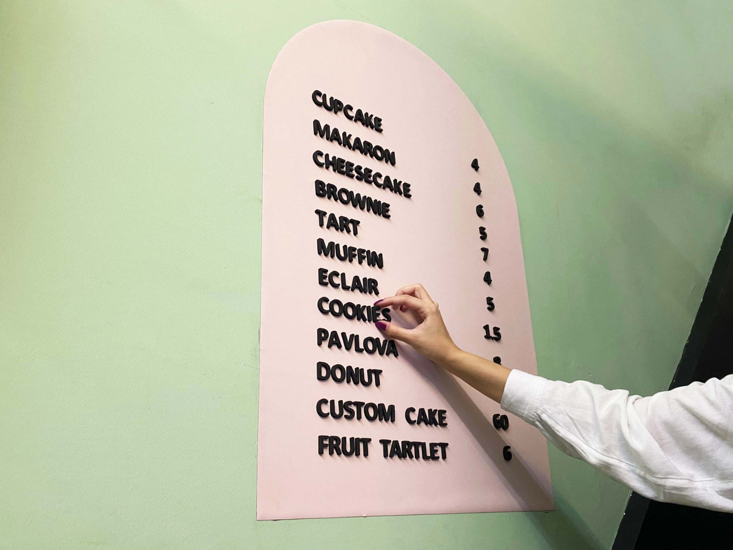 Metal sticker ile birlikte gelen mıknatıslı harf seti ve paket içeriği.