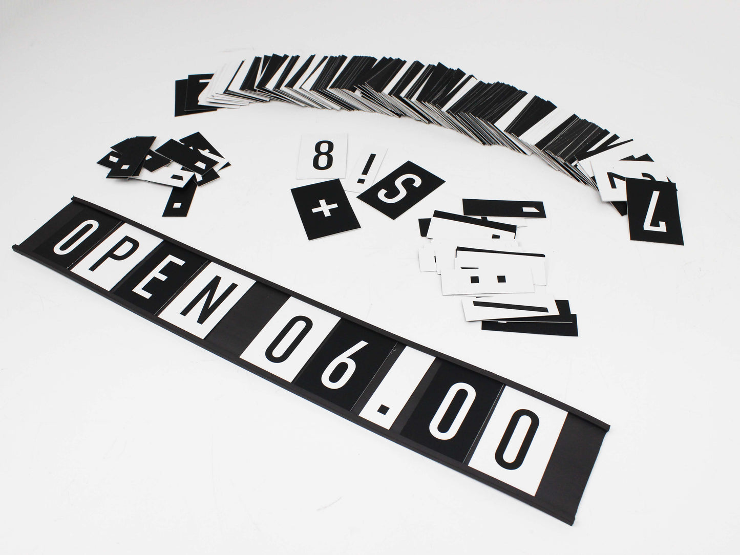 Menü ve tabelalar için mıknatıslı ray ve karton harf seti.