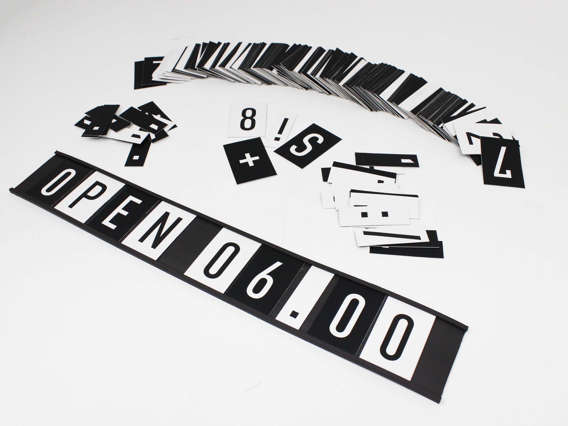 Menü ve tabelalar için mıknatıslı ray ve karton harf seti.