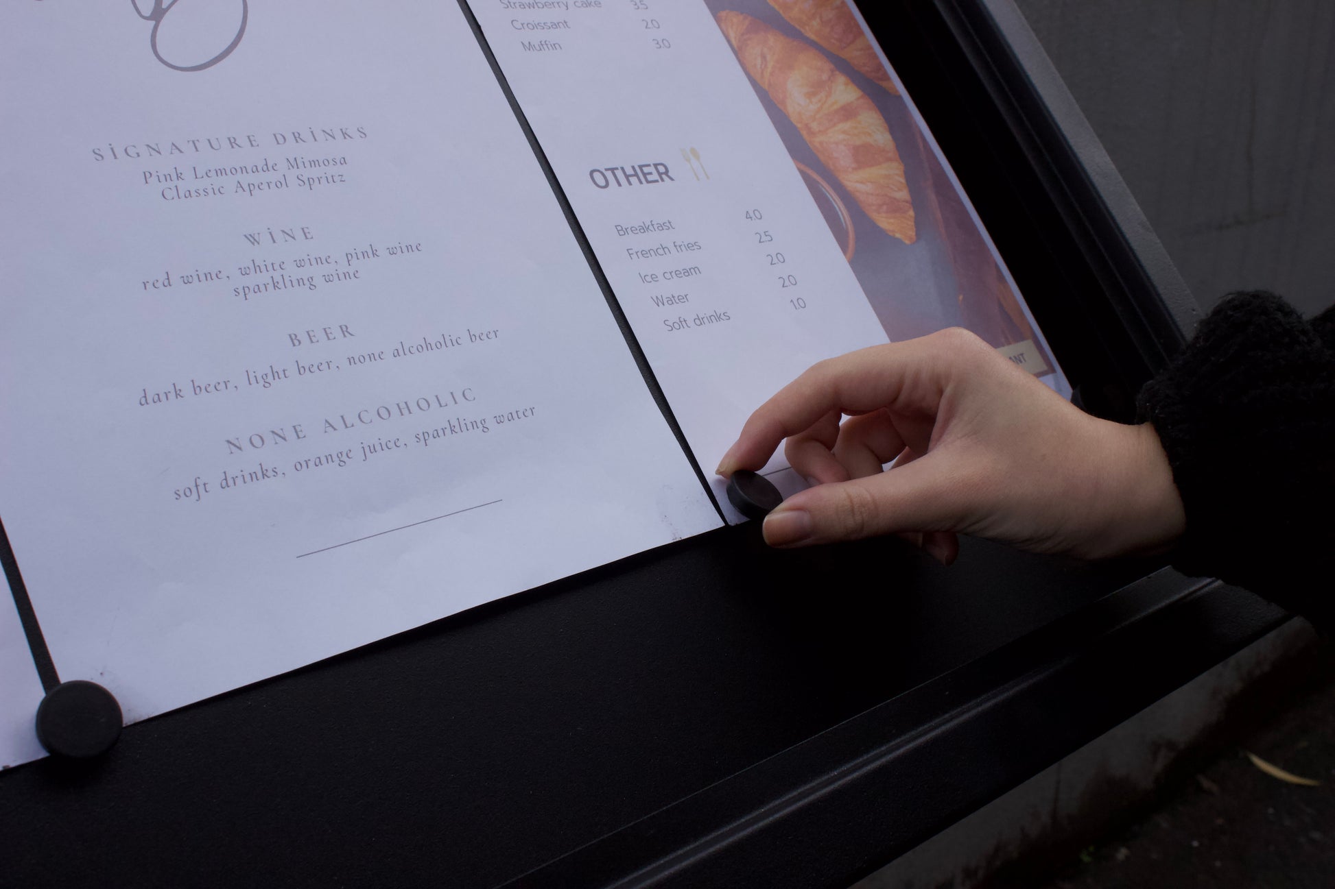 Mıknatıslı yüzeyi sayesinde menüler sabit kalır ve kolayca değiştirilebilir.