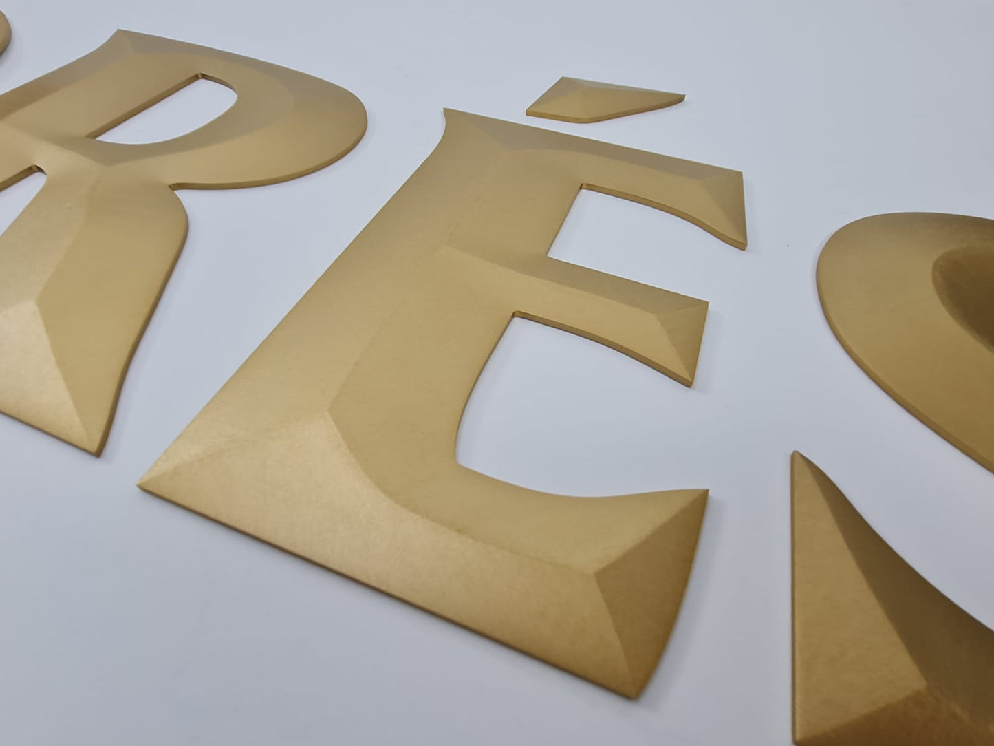 Minimal tasarıma sahip 3D harf duvar yazısı