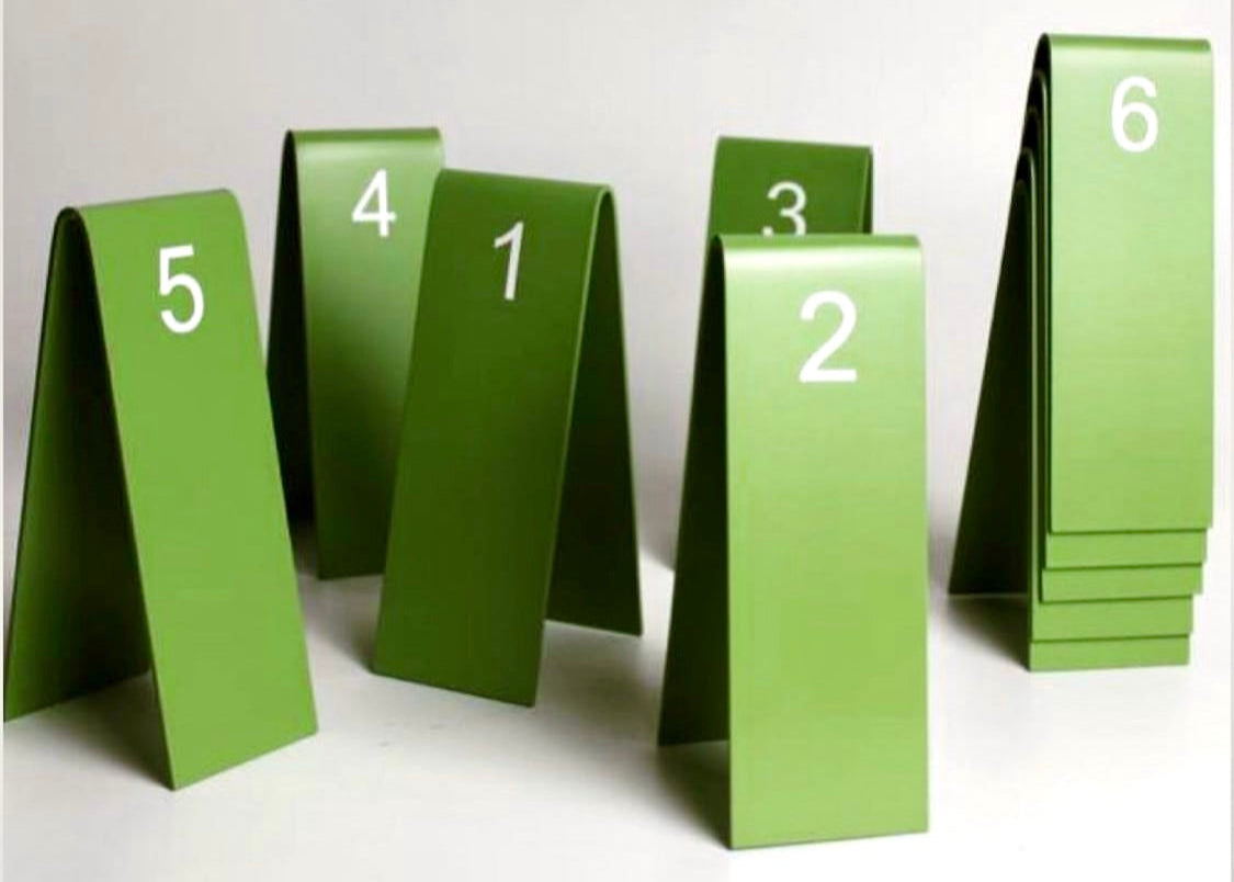 Minimal tasarımıyla dikkat çeken metal masa numarası, sade kullanım için uygundur.