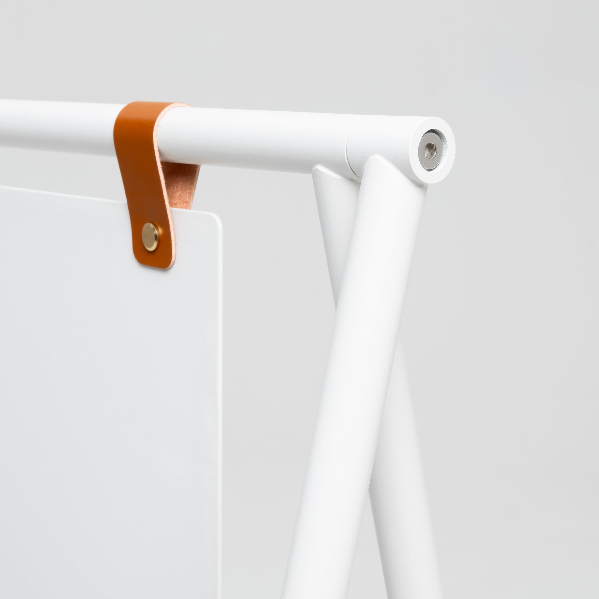 Minimalist tasarıma sahip büyük boy A tipi kaldırım tabelası.