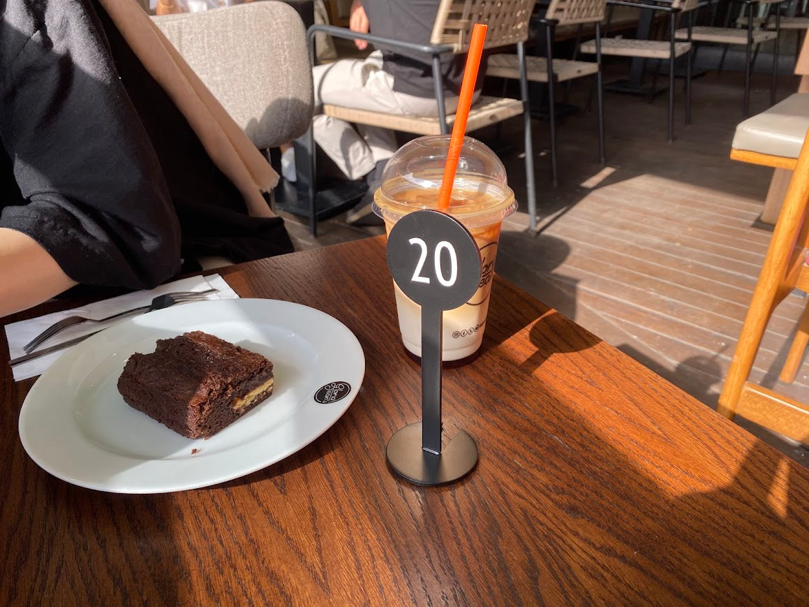 Her konsepte uyum sağlayan minimal masa numarası tasarımı.