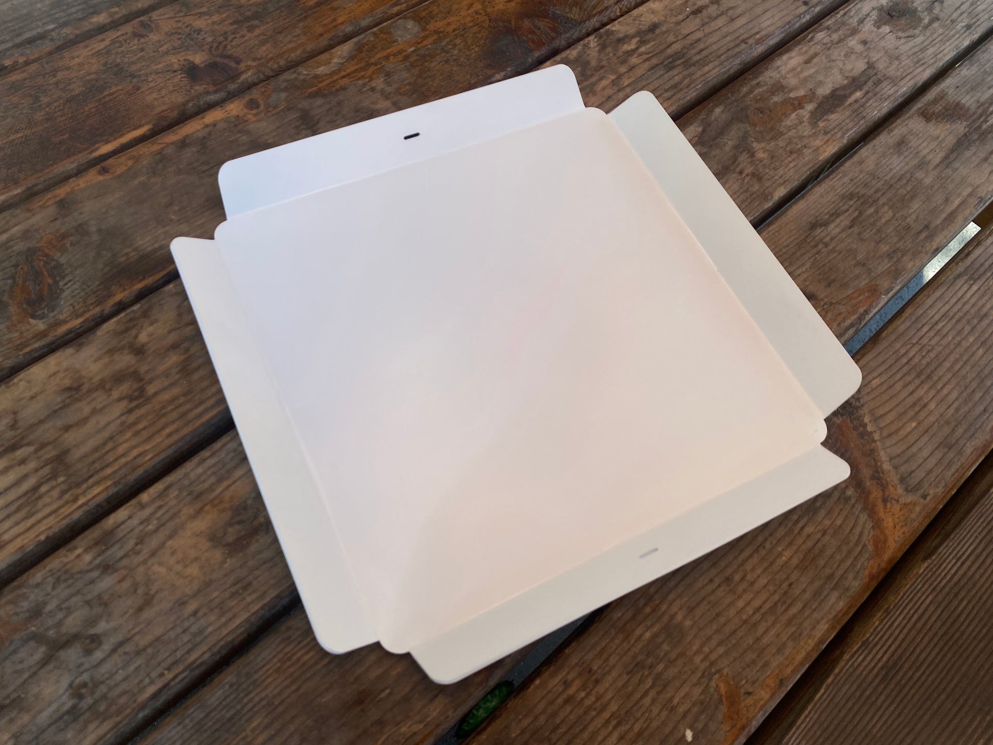 Minimal tasarıma sahip, beyaz renkli kare metal servis tepsisi.