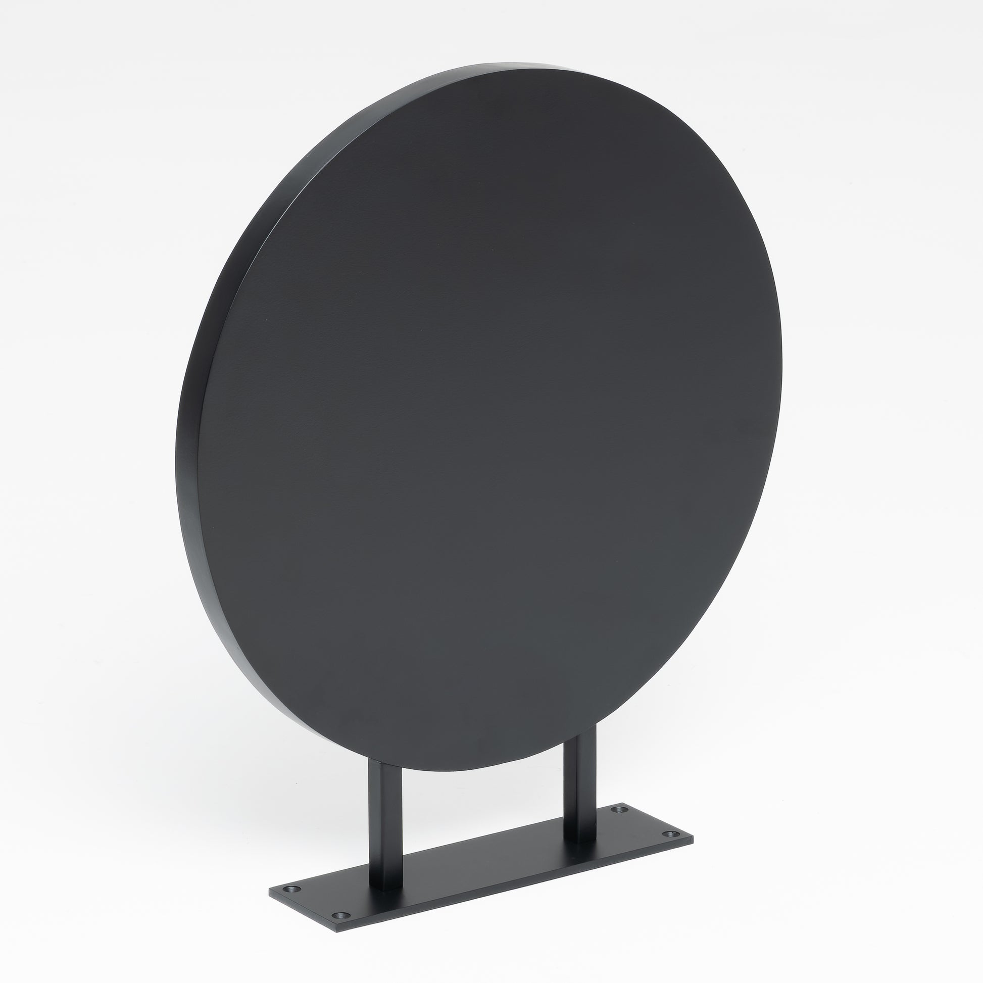 Hem iç hem dış mekanlar için uygun minimalist tabela modeli.

