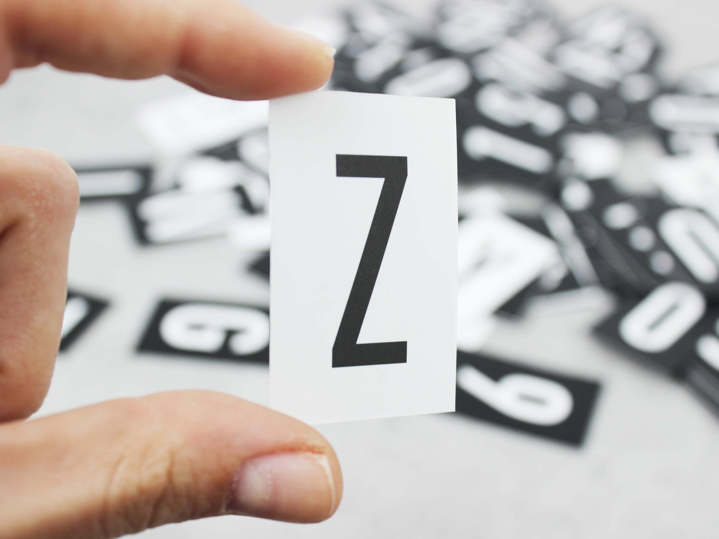 Modern tasarıma sahip siyah beyaz menü harfleri.