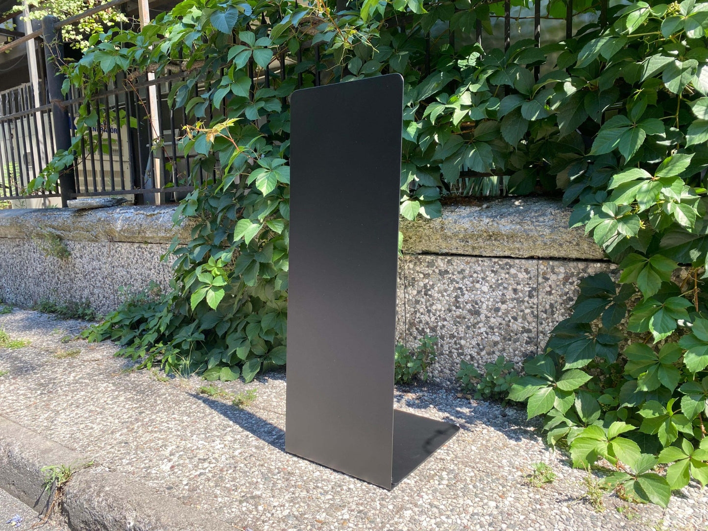 Modern tasarımlı, tek taraflı pano butik mağaza girişinde.