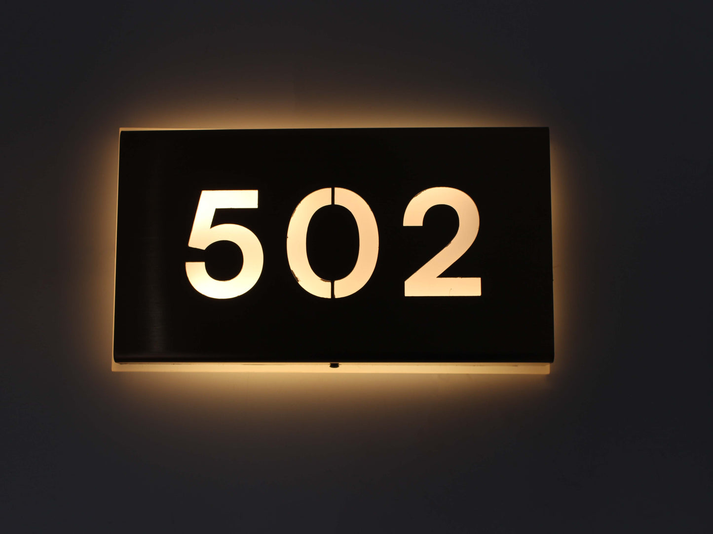 Modern tasarımlı LED kapı numarası – akrilik arka panell