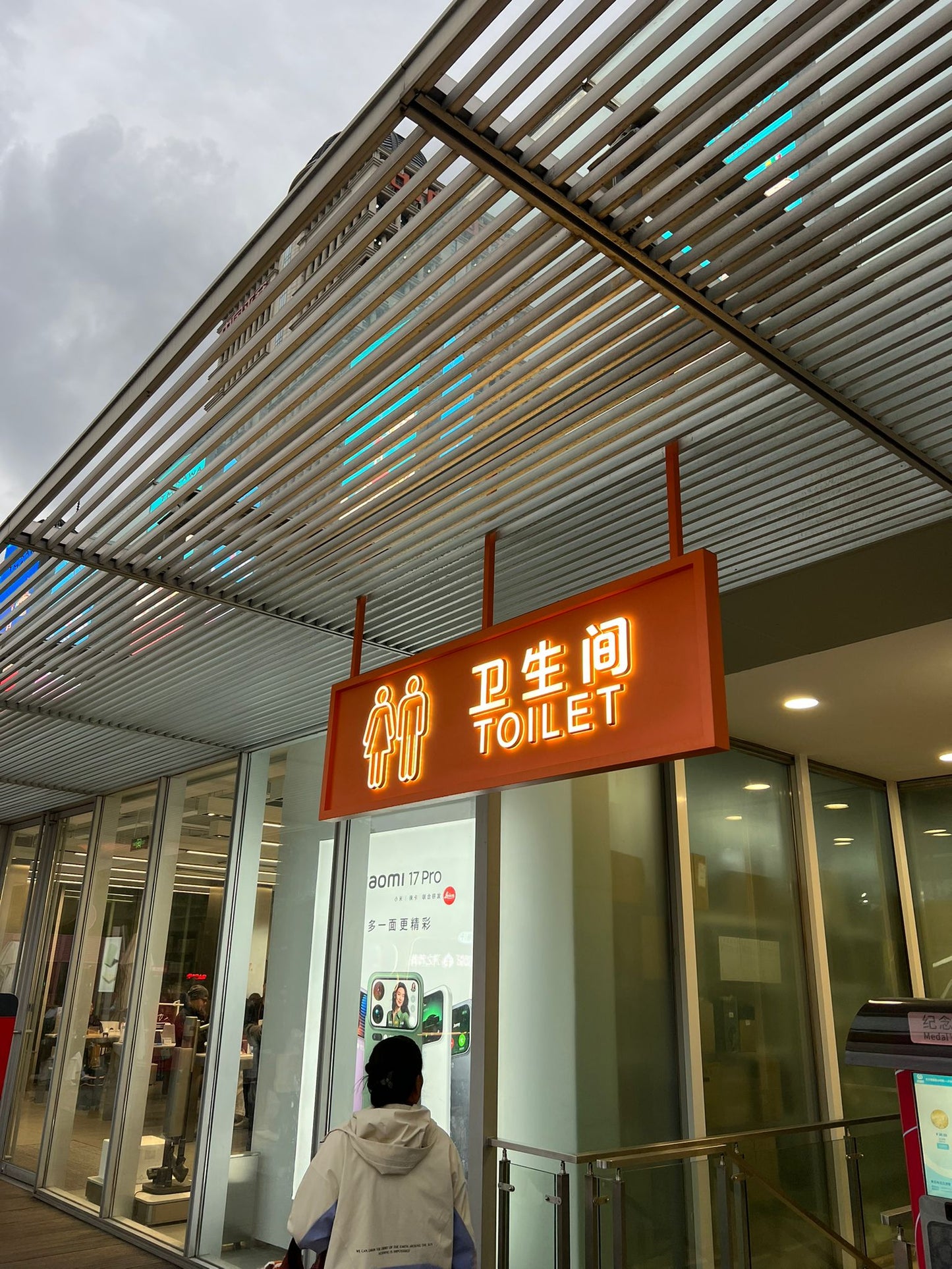 Dış mekanda kullanılan modern tasarımlı LED tavan askılı tuvalet tabelası