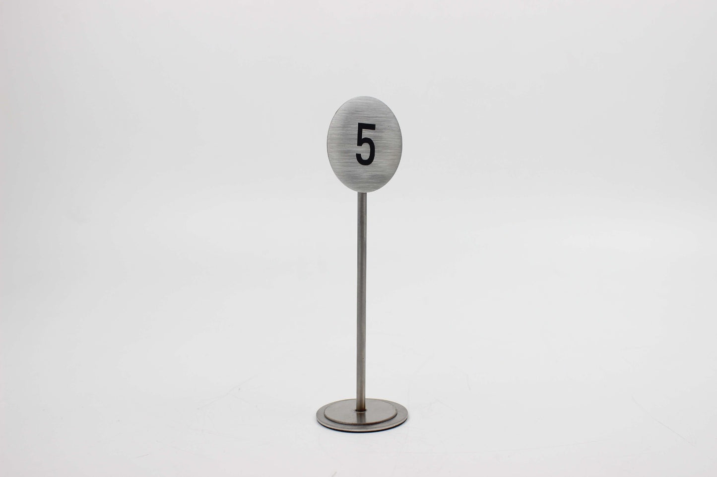 Modern dekorasyonlara uyum sağlayan metal masa numarası.