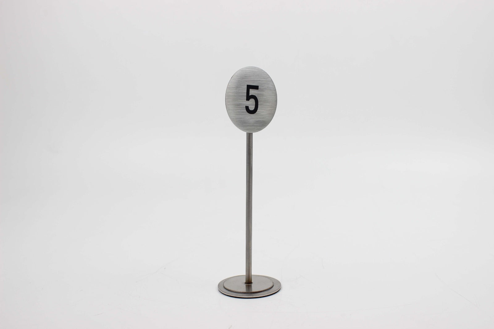 Modern dekorasyonlara uyum sağlayan metal masa numarası.