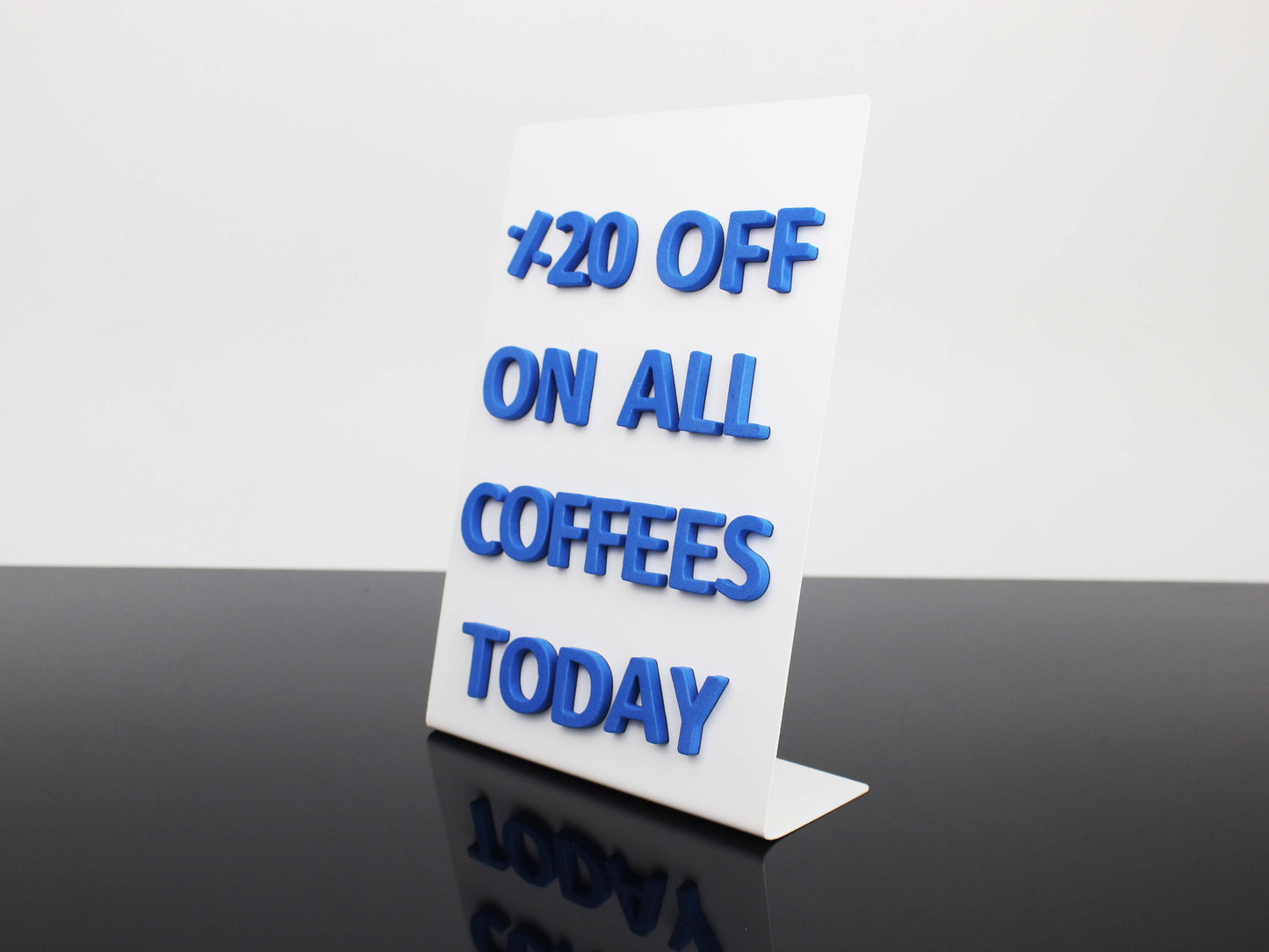 Modern çizgilere sahip masaüstü yazı standı