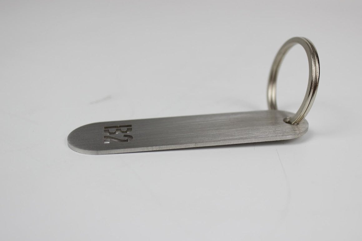 Modern minimal tasarıma sahip metal anahtarlık aksesuar modeli