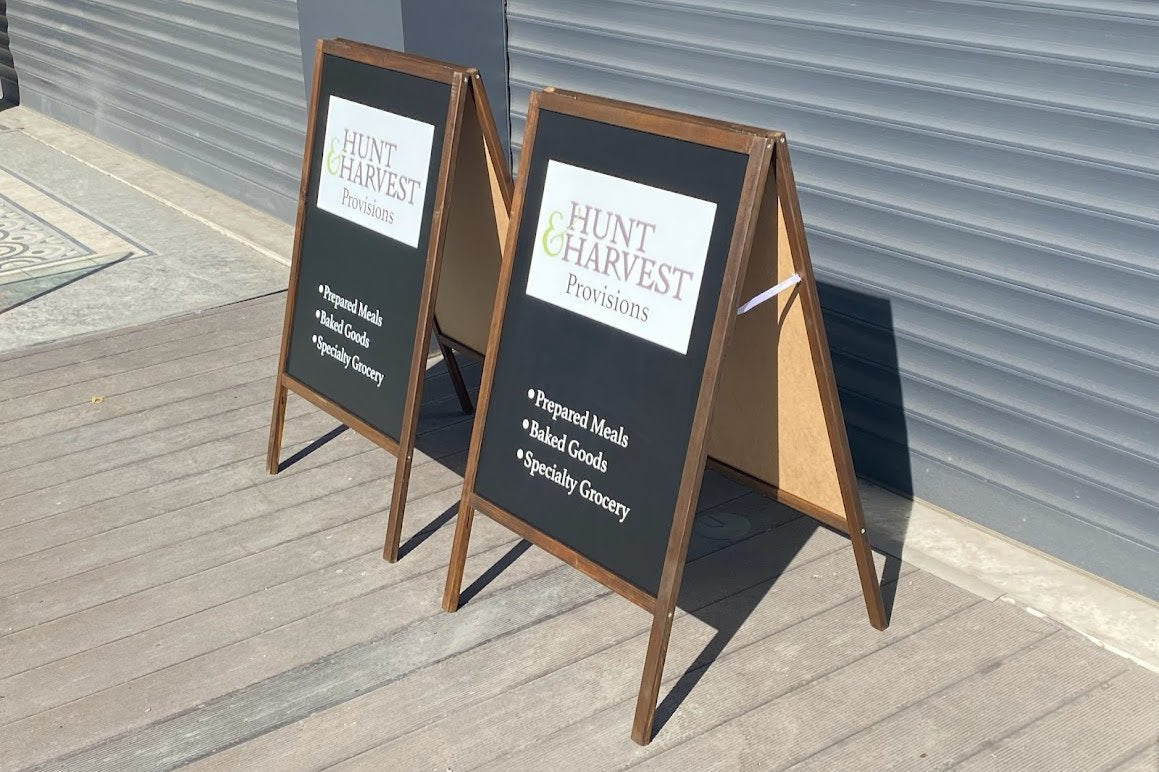 Minimalist çizgilerle tasarlanmış modern kaldırım tabelası