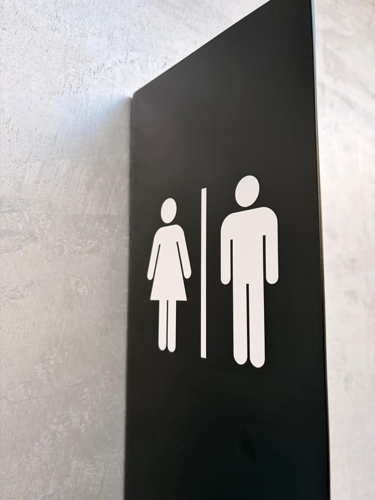 Modern minimalist folyo yüzey Bay Bayan WC tabelası işletmeler için estetik ve profesyonel görünüm