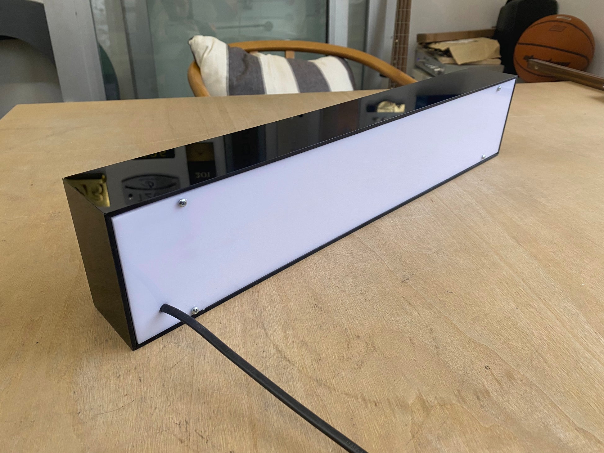 Montaja hazır, güç kablosu takılı LED ışıklı duvar tabelası