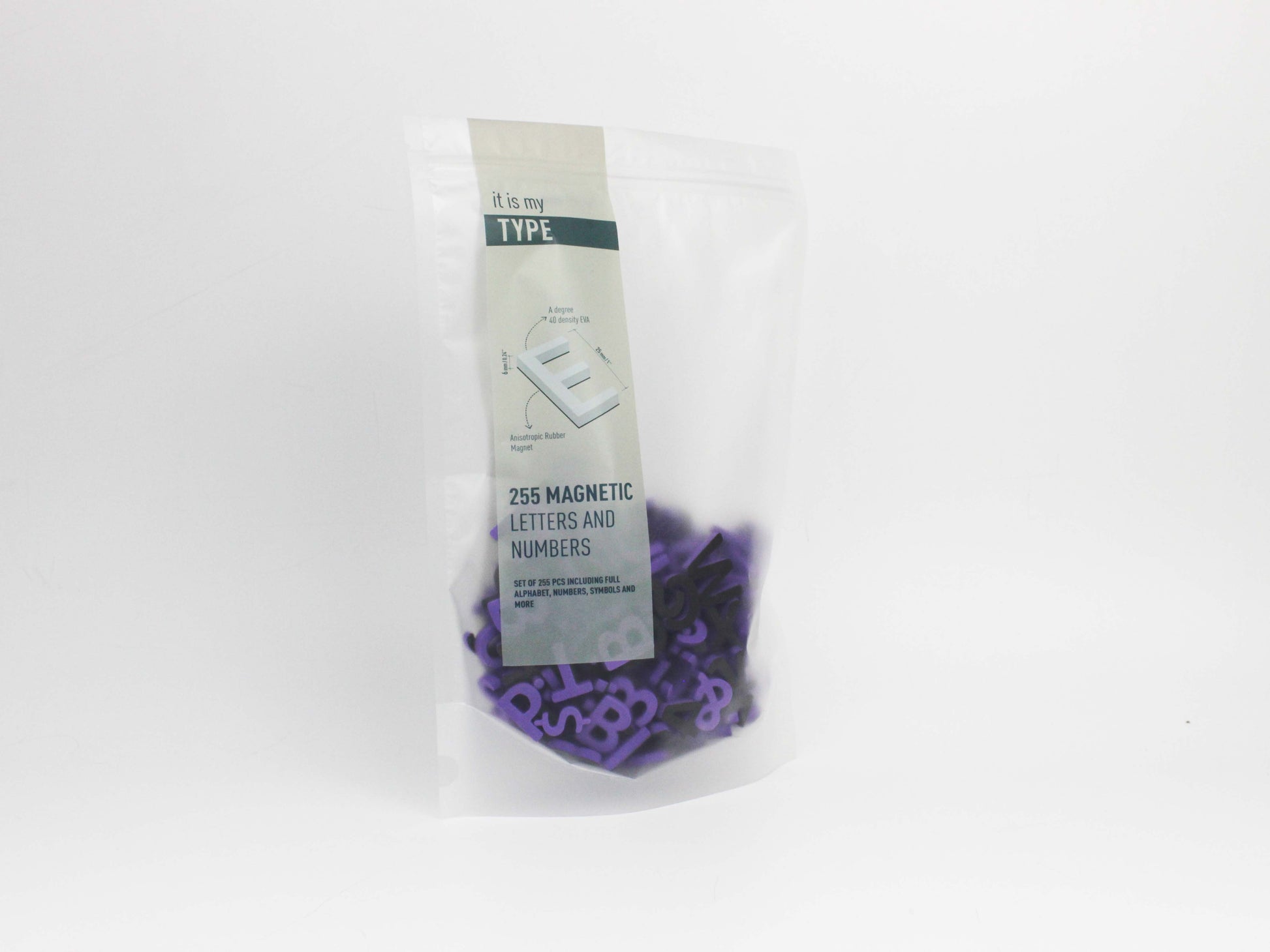 Mor renkteki mıknatıslı harflerin paket içinde düzenlenmiş hali.