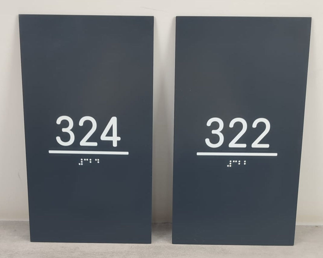 Görme engelliler için Braille yazılı metal kapı numarası levhası, otel kapısında konumlandırılmış