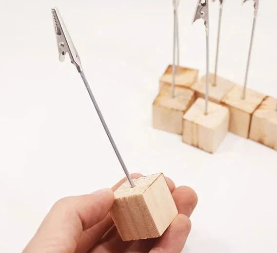 Fiyat bilgileri, notlar veya ürün etiketlerini sergilemek için ideal masaüstü kart tutucu.