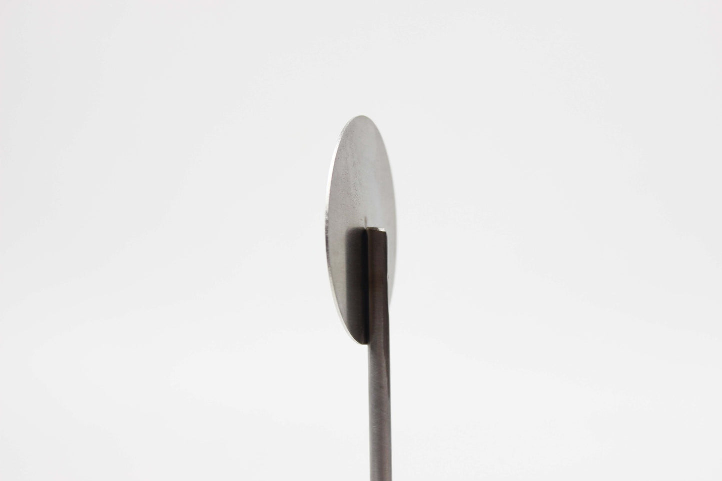 Metalden yapılmış numaralı masa tabelası.