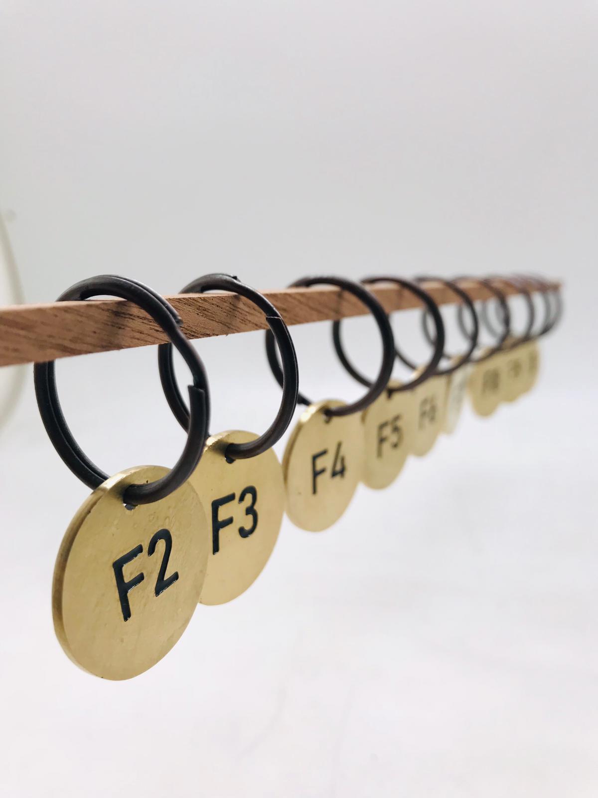 4 cm çapında numaralı pirinç askı etiketi