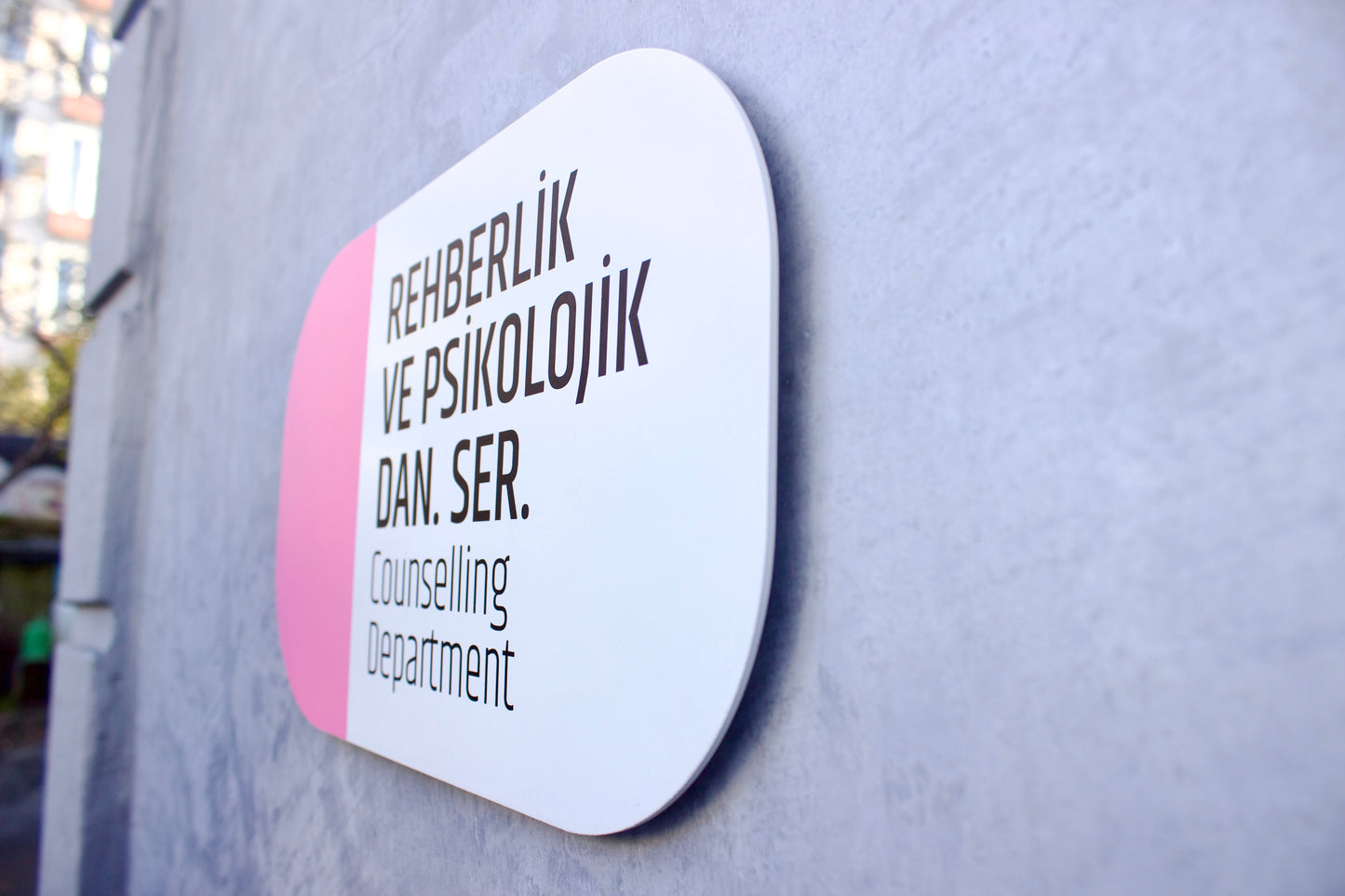 Ofis ve kurumsal alanlarda kullanılan oda isimlik tabelası