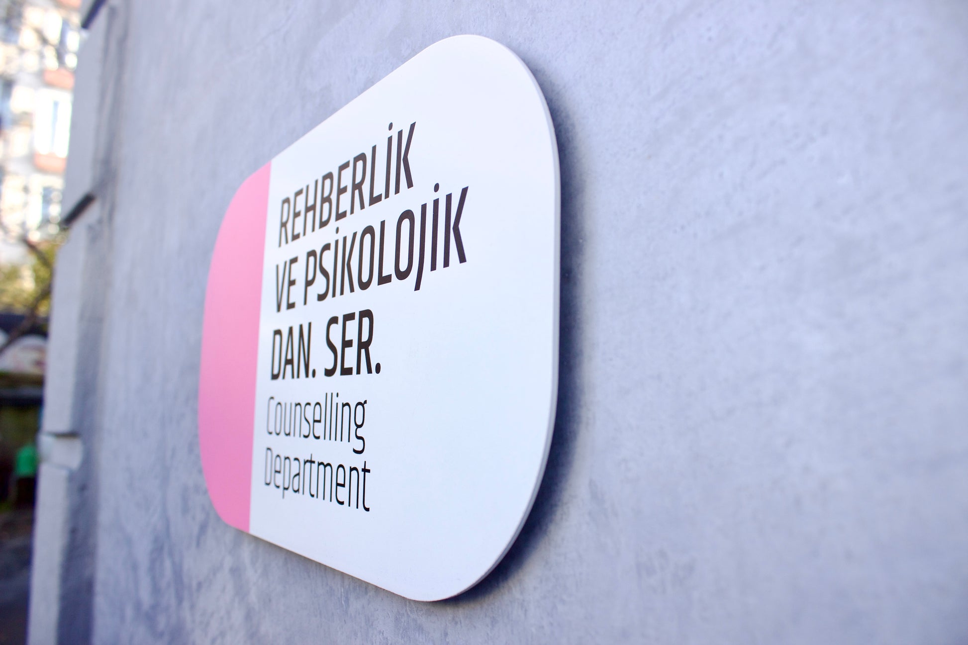 Ofis ve kurumsal alanlarda kullanılan oda isimlik tabelası