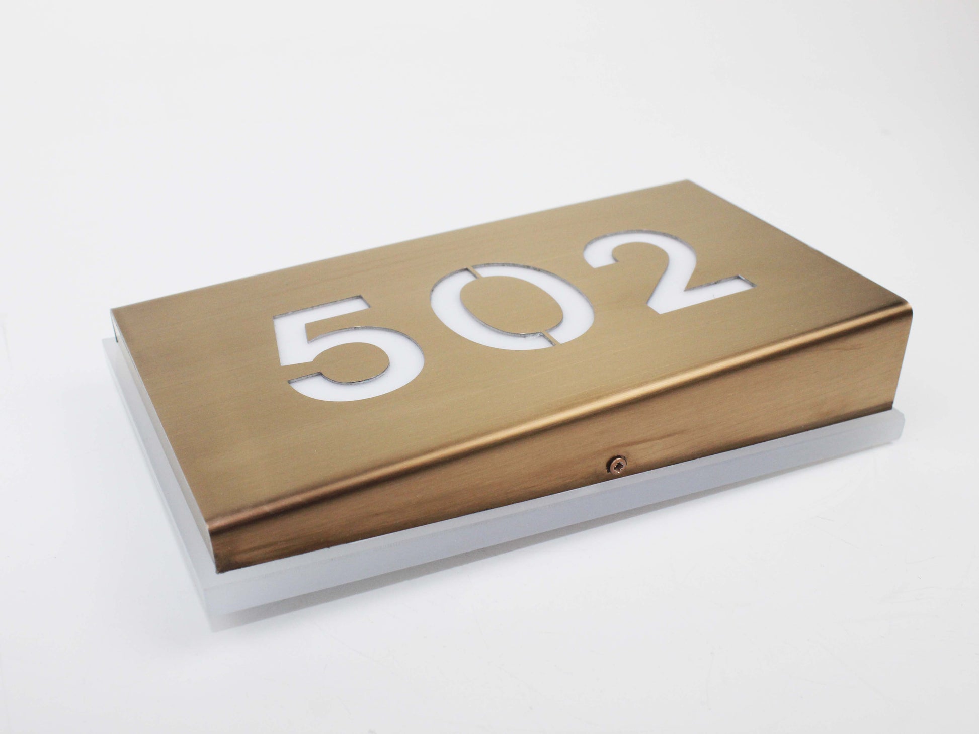 Arka plan ışıklı oda numarası tabelası – oteller için ideal