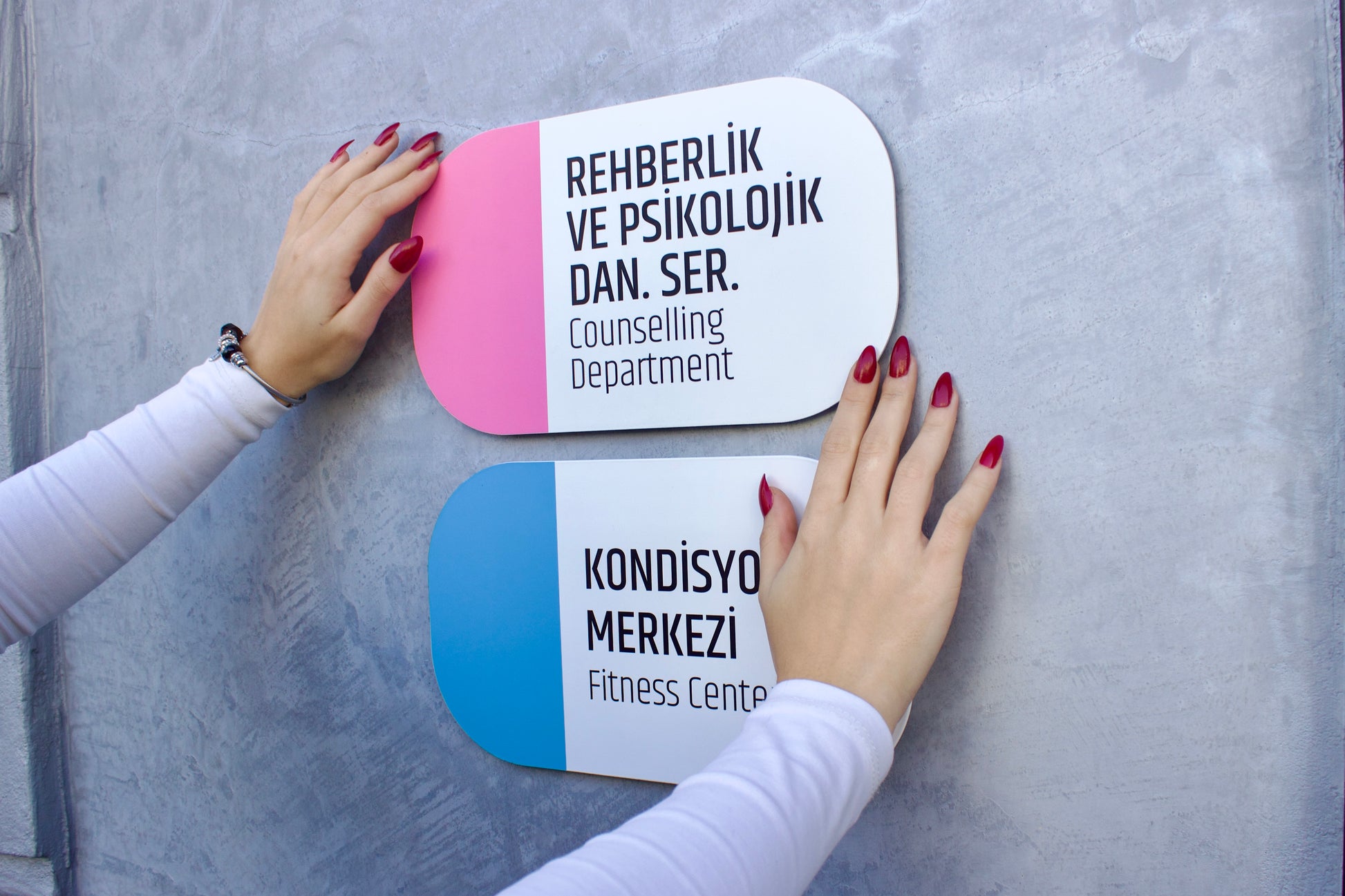 Oda girişlerinde kullanılan tanıtıcı tabela levhası