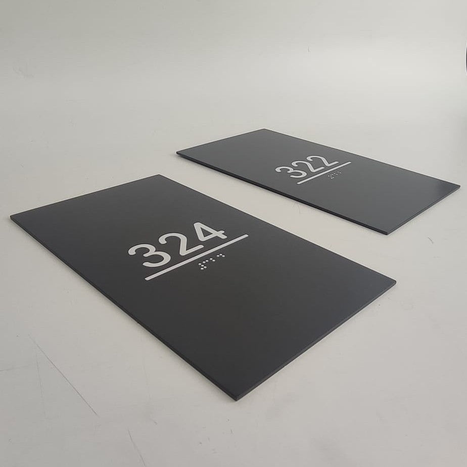 Kurumsal ofis kapısında kullanılan Braille kabartmalı metal oda isimlik tabelası