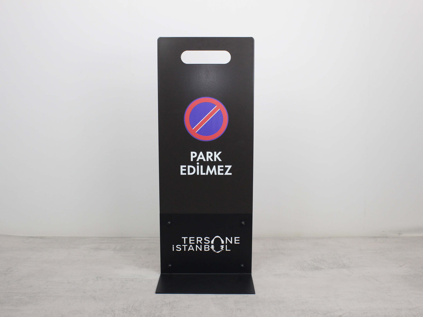 Ofis ve plaza girişlerinde kullanılan “Park Edilmez” metal tabela modeli.