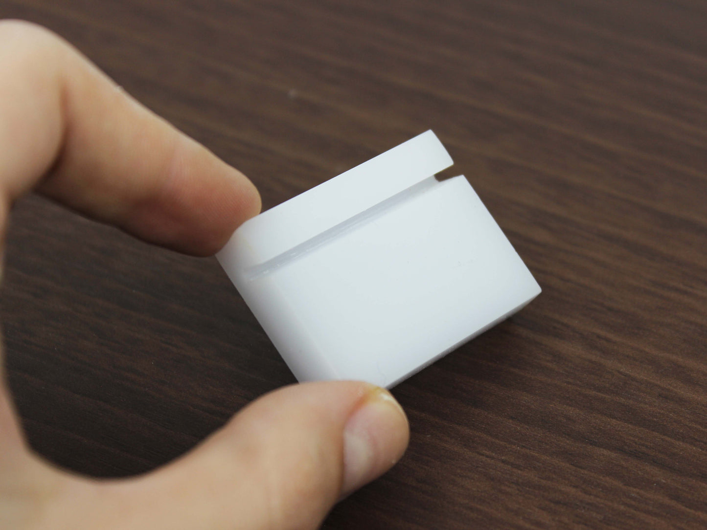 Organizasyonlarda kullanılan davetli isim kartı tutucusu.

