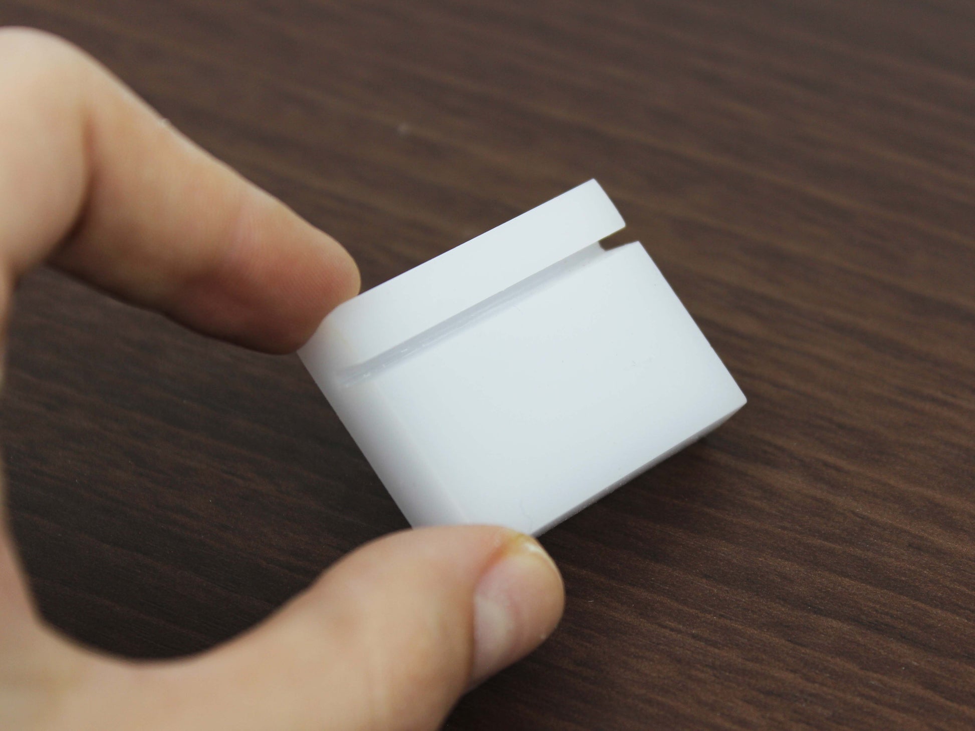 Organizasyonlarda kullanılan davetli isim kartı tutucusu.

