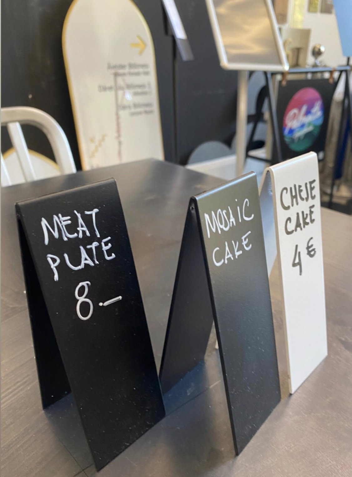 Organizasyon ve etkinliklerde bilgilendirme amacıyla kullanılan dayanıklı tabela