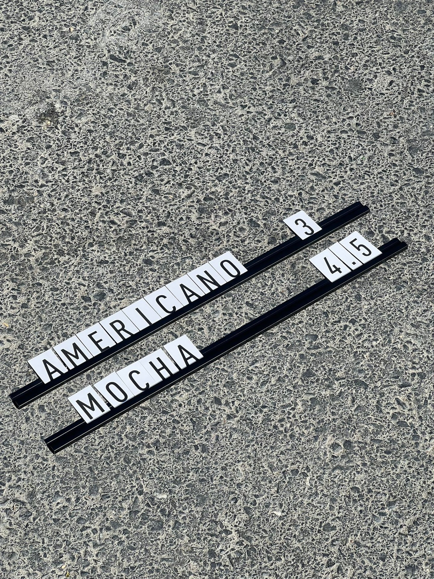 Çok yönlü kullanım sunan dekoratif ve organize edici yazı panosu.