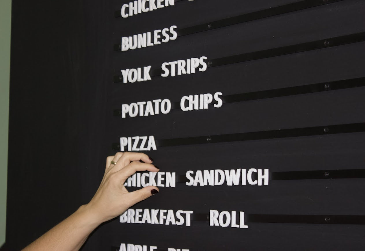 Otel fiyat listesi için şık metal pano çözümü.