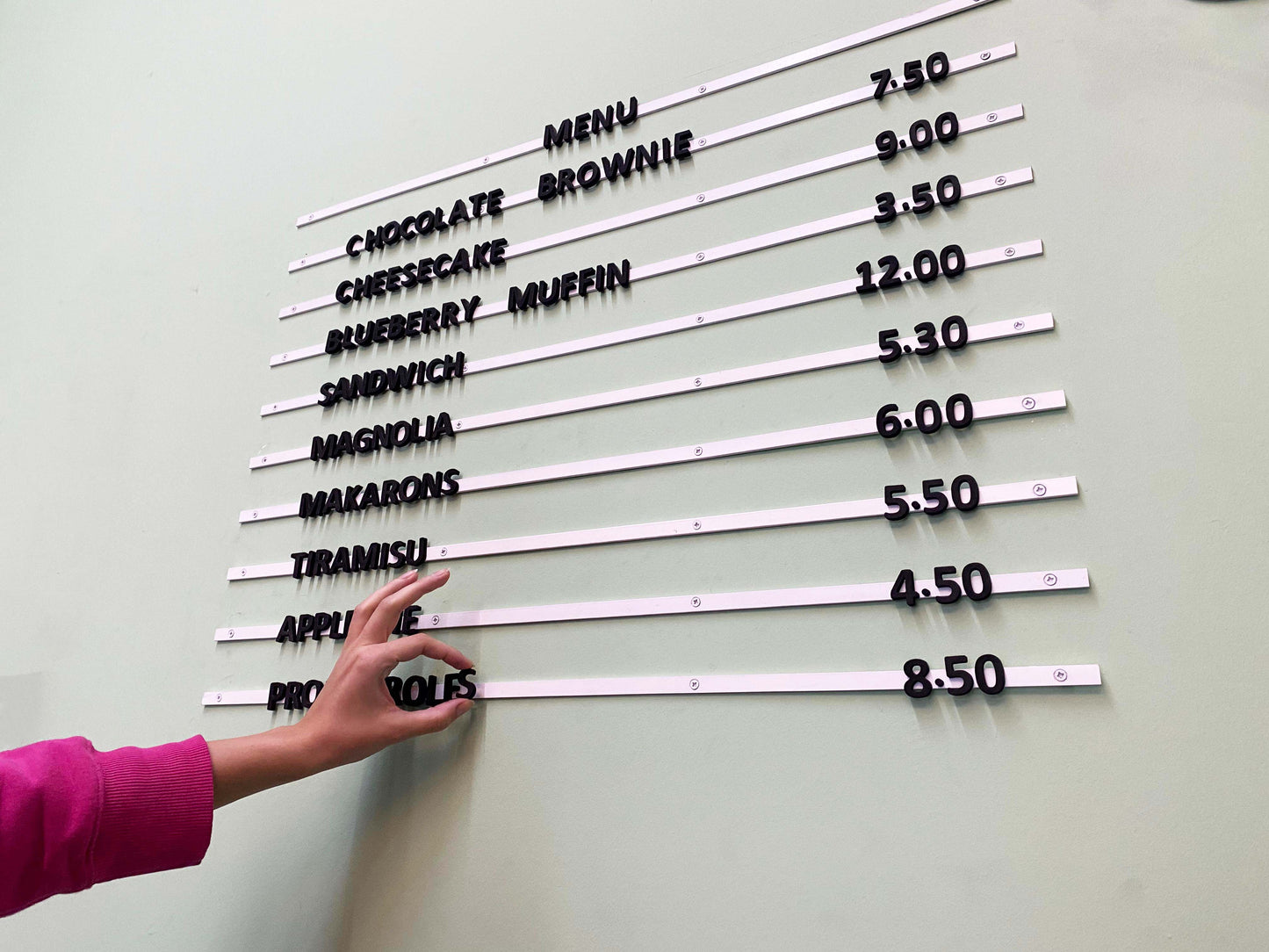 Otel fiyat listesi için şık metal pano çözümü.