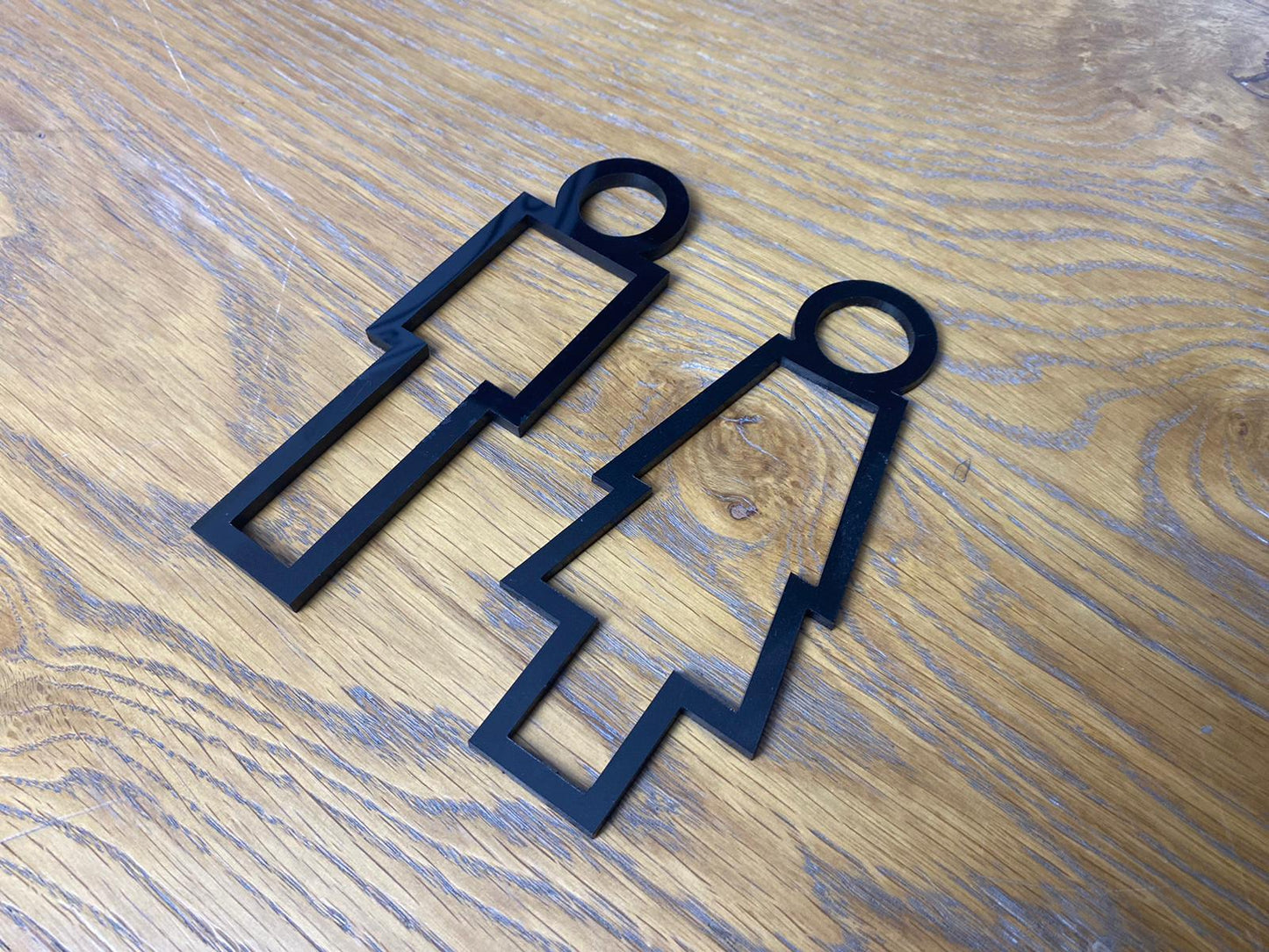 Otel iç mekânında kullanılan pleksi tuvalet işareti