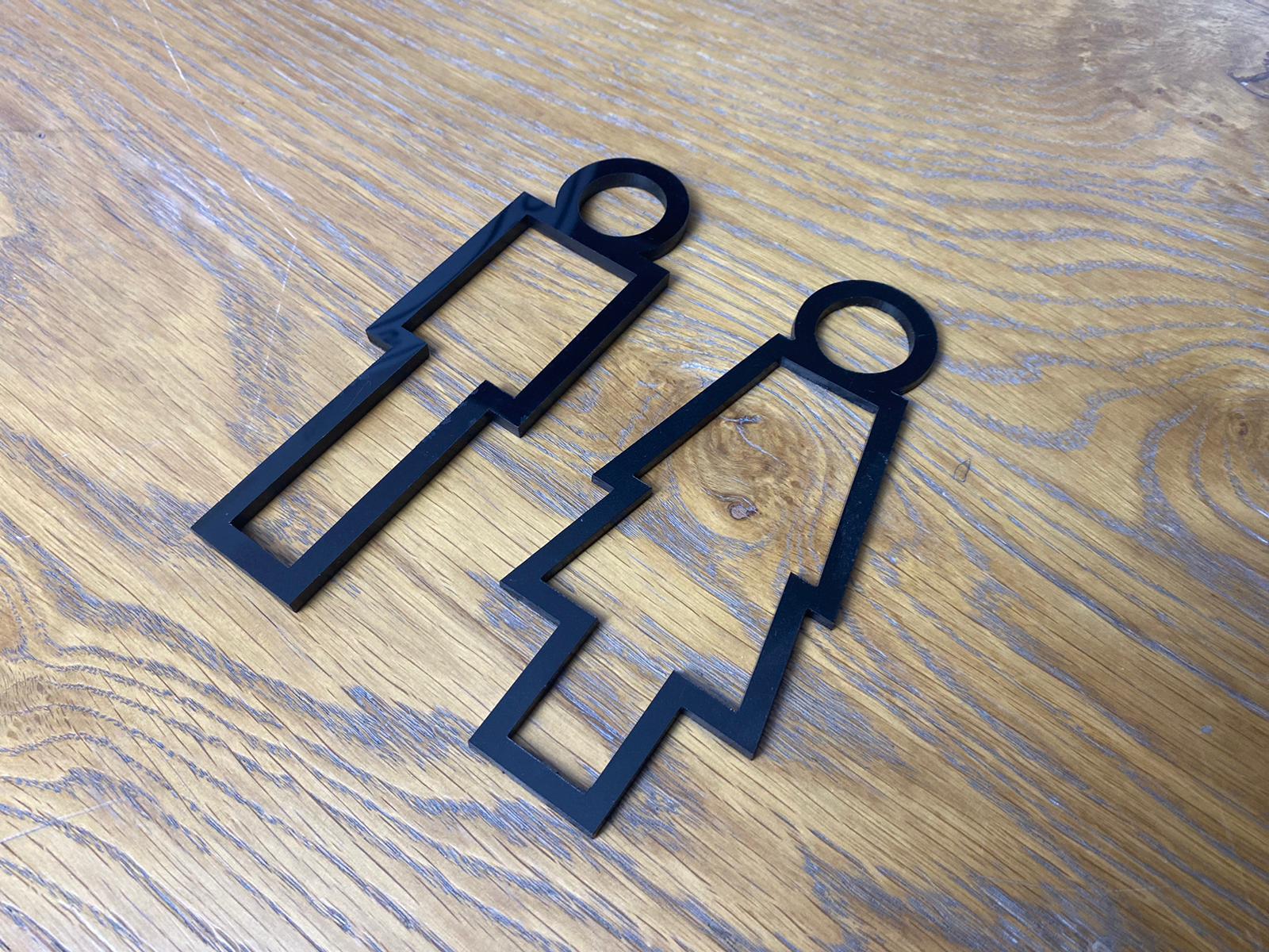 Otel iç mekânında kullanılan pleksi tuvalet işareti