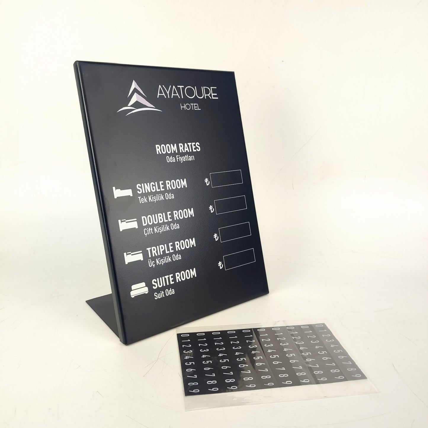 Otellerde oda fiyatı göstermek için ideal, siyah renkte çelik fiyat panosu.