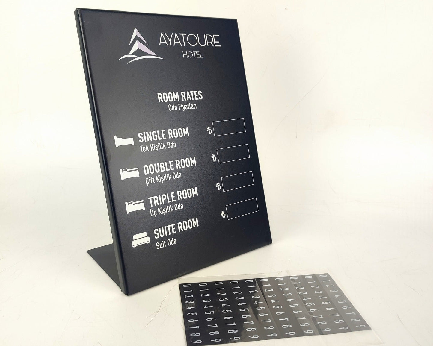 Otellerde oda fiyatı göstermek için ideal, siyah renkte çelik fiyat panosu.