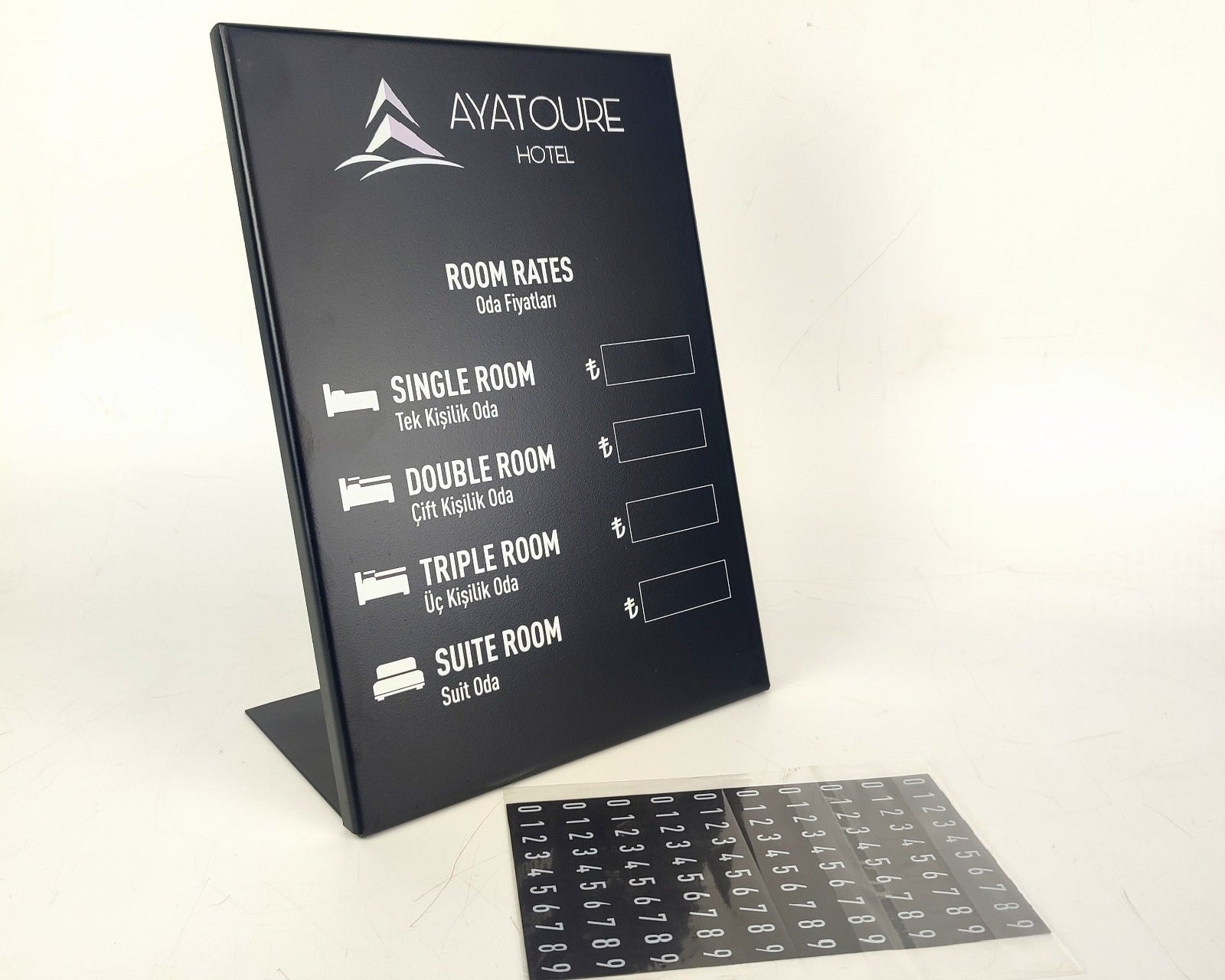 Otellerde oda fiyatı göstermek için ideal, siyah renkte çelik fiyat panosu.