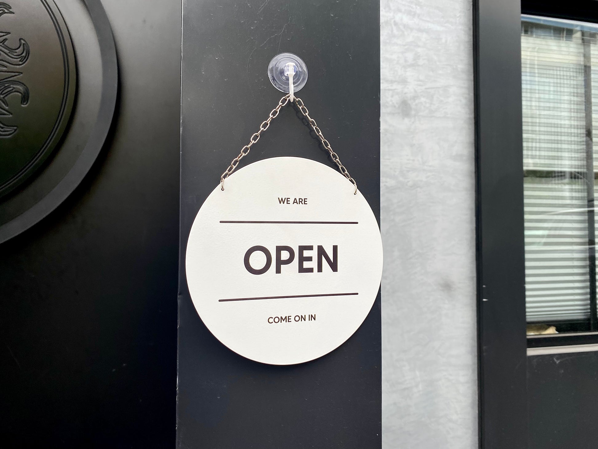 Otel kapısında kullanılan siyah metal açık kapalı yazı tabelası