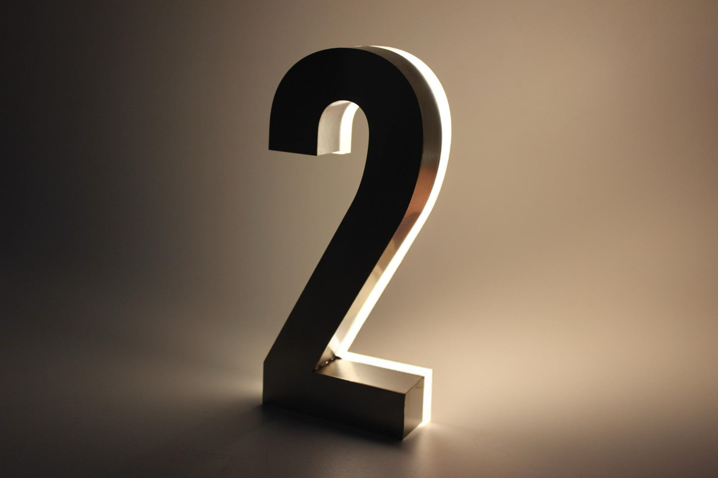 Otel kat yönlendirmelerinde kullanılan LED arkadan aydınlatmalı rakam.