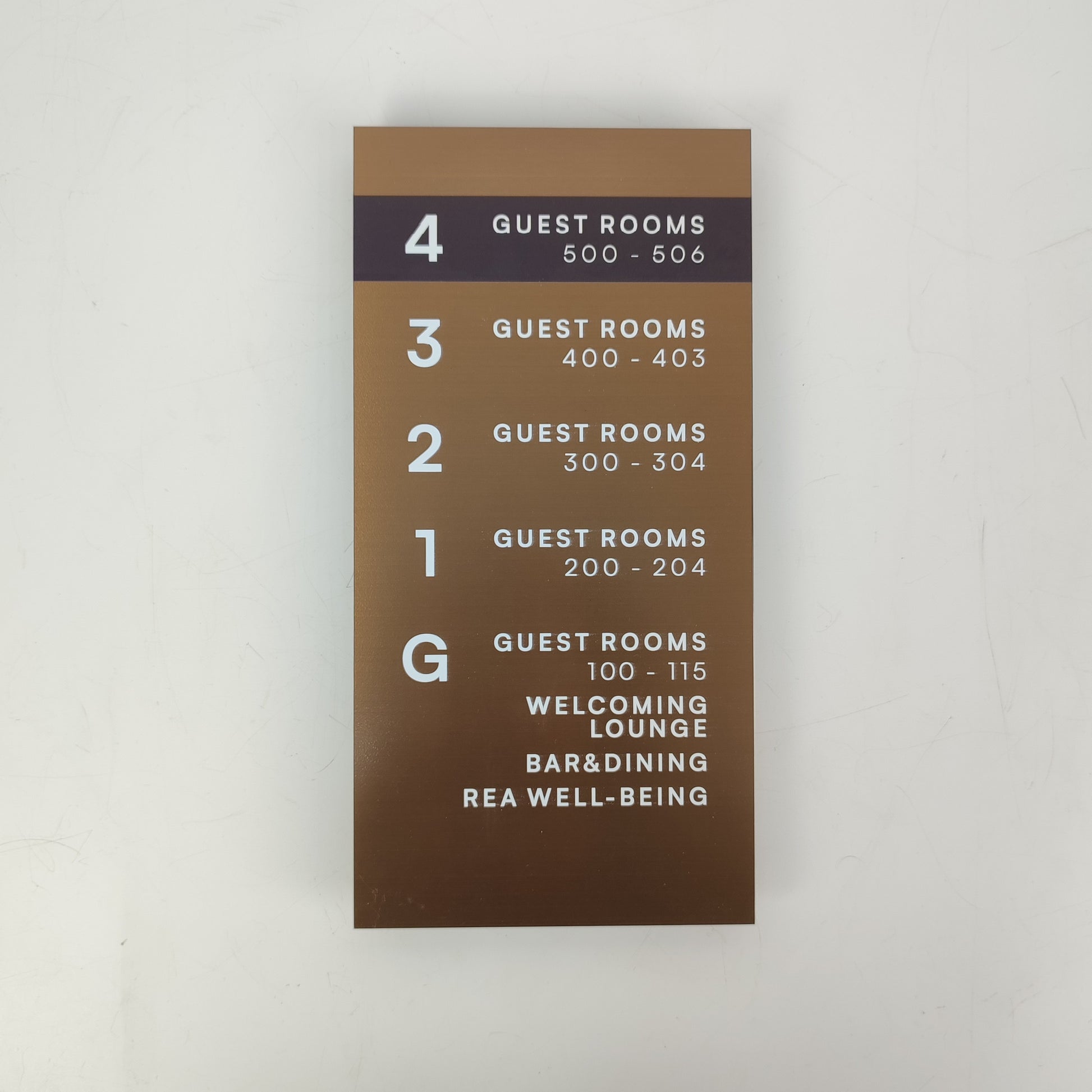 Modern tasarımlı otel kat planı tabelası, UV baskılı yüzey detaylarıyla.